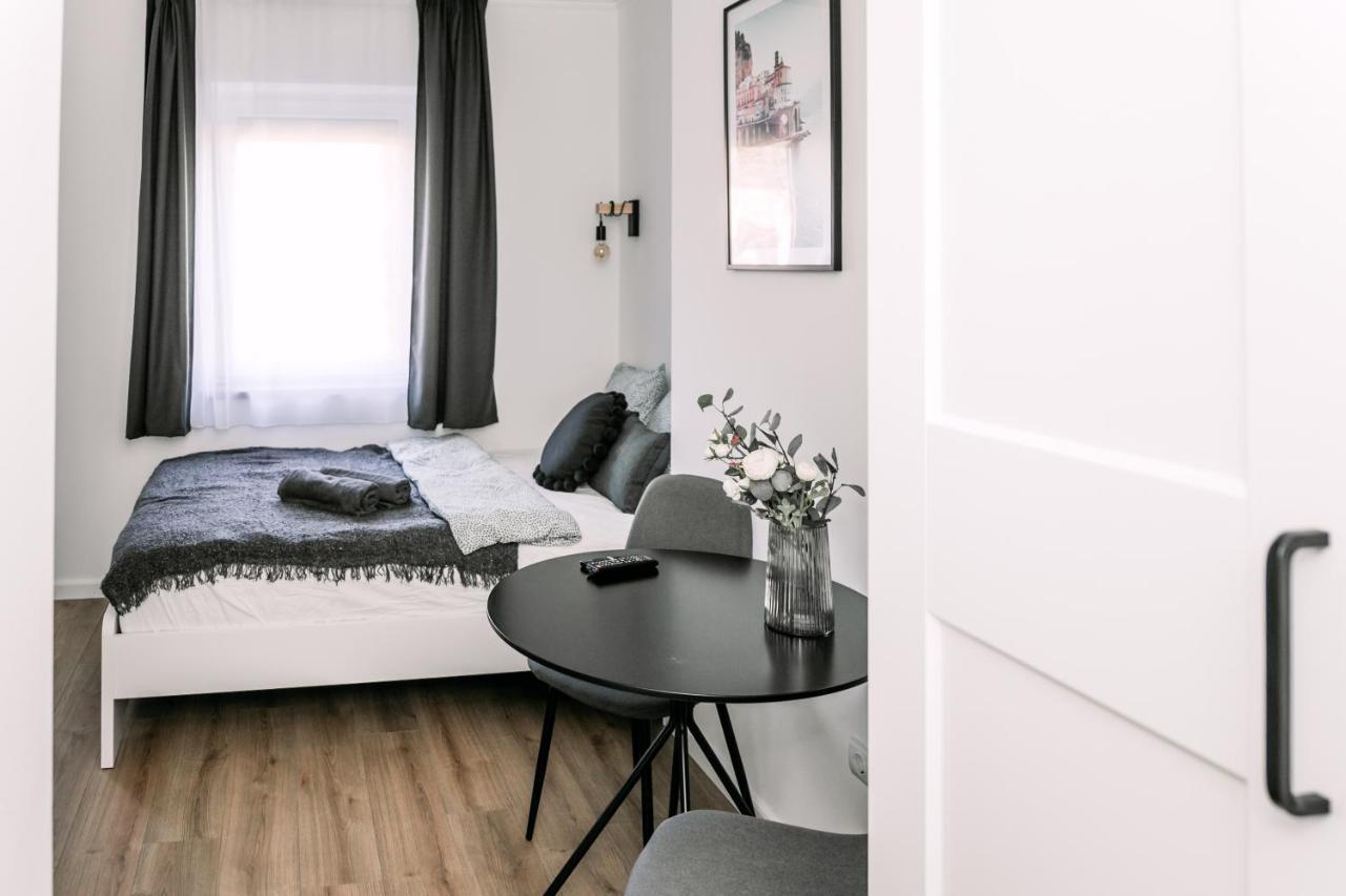 Apartment B15 - Wood&black *