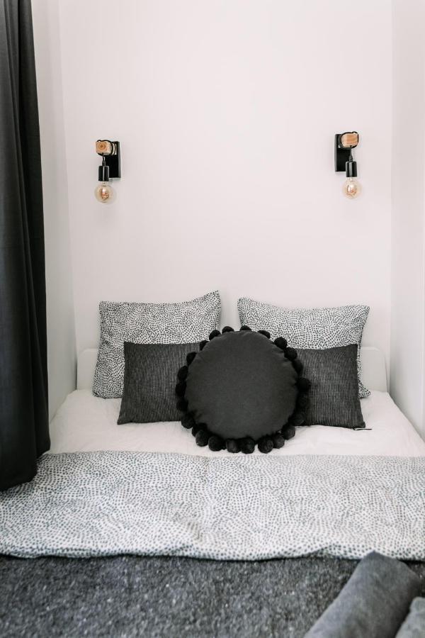 B15 - Wood&black Apartment *