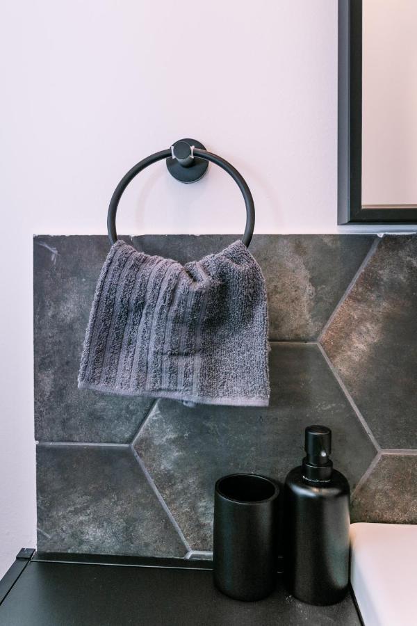 Apartment B15 - Wood&black *