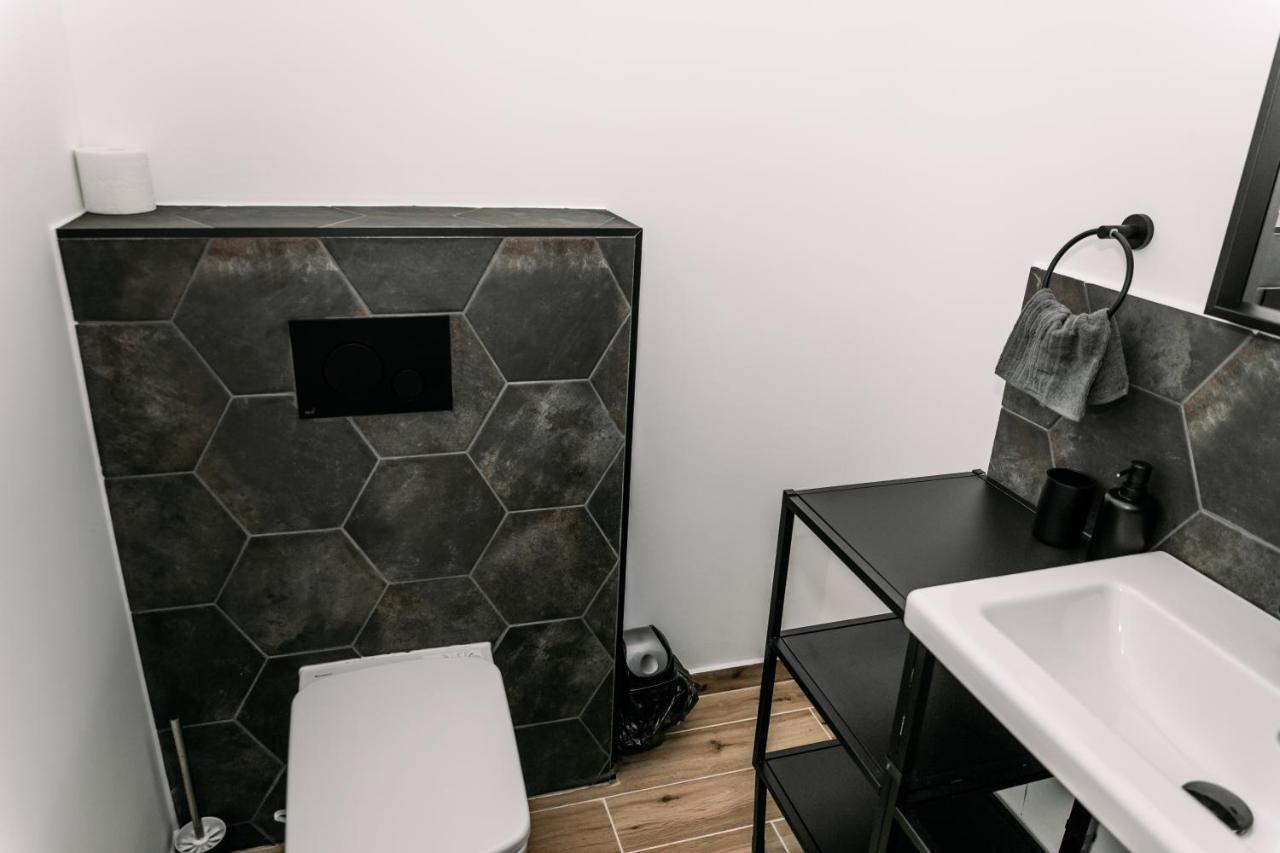 Apartment B15 - Wood&black *