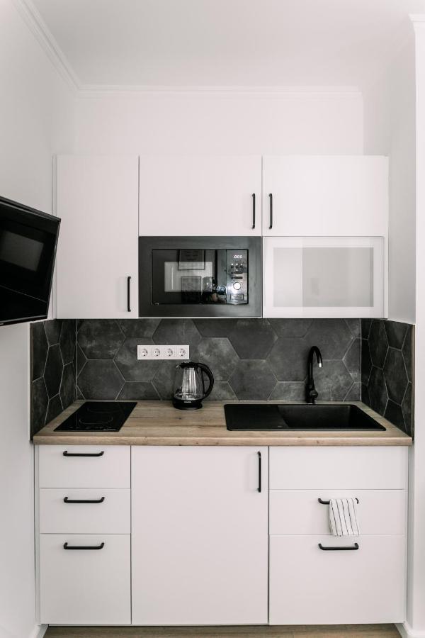 Apartment B15 - Wood&black