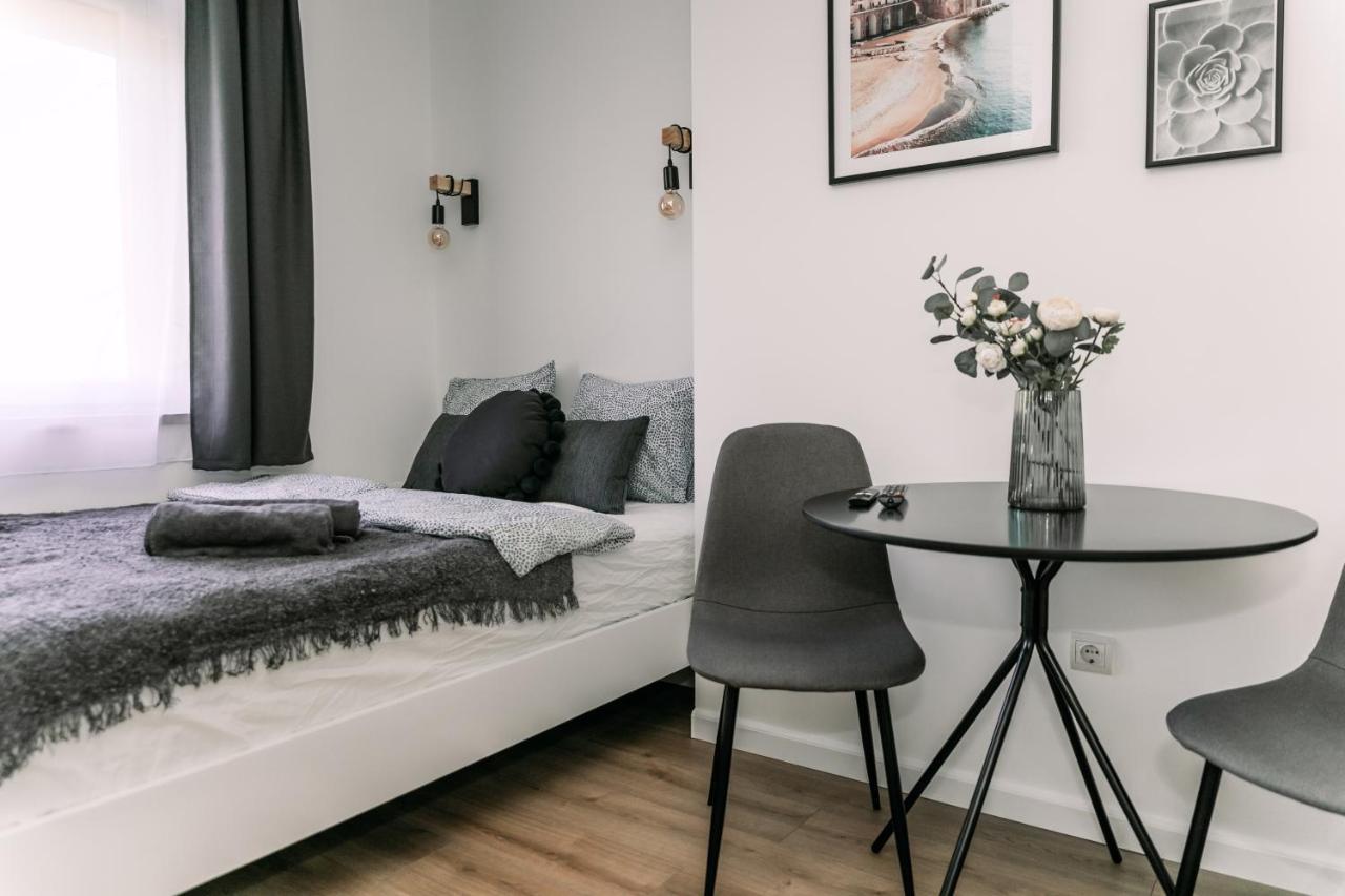 B15 - Wood&black Apartment