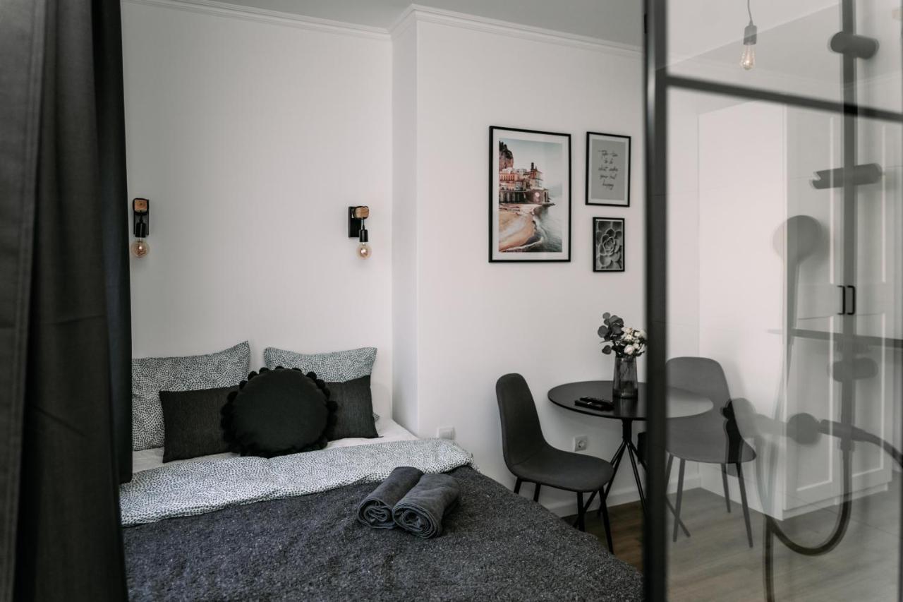 B15 - Wood&black Apartment
